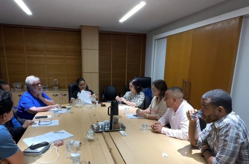 Prefeita Débora apresenta proposta de reajuste salarial para professores durante reunião com a ASPROLF