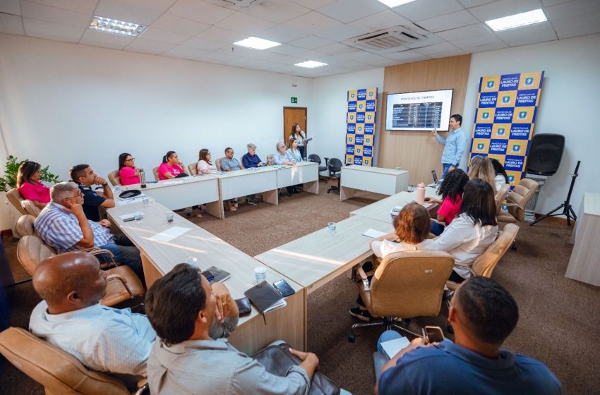 Prefeitura de Lauro de Freitas reforça compromisso com transparência e integração administrativa em encontro com secretarias