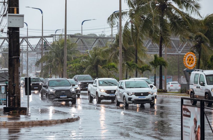 Prefeitura de Lauro de Freitas alerta motoristas para cuidados redobrados no trânsito durante período chuvoso