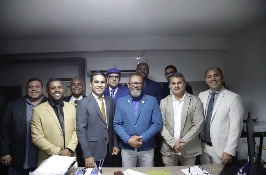  Câmara de Lauro de Freitas concede licença a Abraão Reis e empossa Júnior Neves como vereador