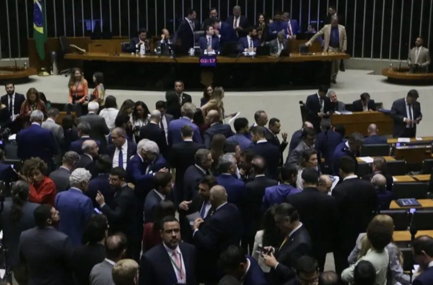 Câmara aprova isenção de IR para quem recebe até R$ 5 mil