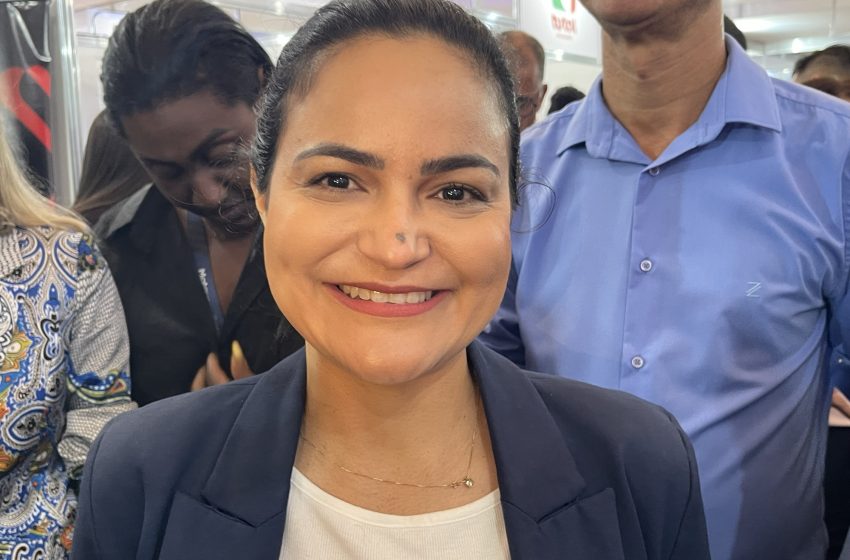 Prefeita Débora destaca compromisso com empregabilidade durante a Feira Emprega Transporte em Lauro de Freitas