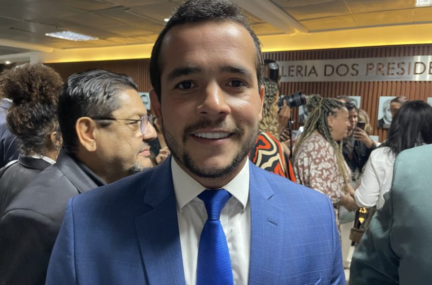 Deputado Matheus Ferreira concede Medalha 2 de Julho ao comunicador Zé Eduardo
