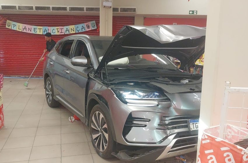 Carro da BYD perde o controle e invade loja das Americanas na Estrada do Coco, em Lauro de Freitas
