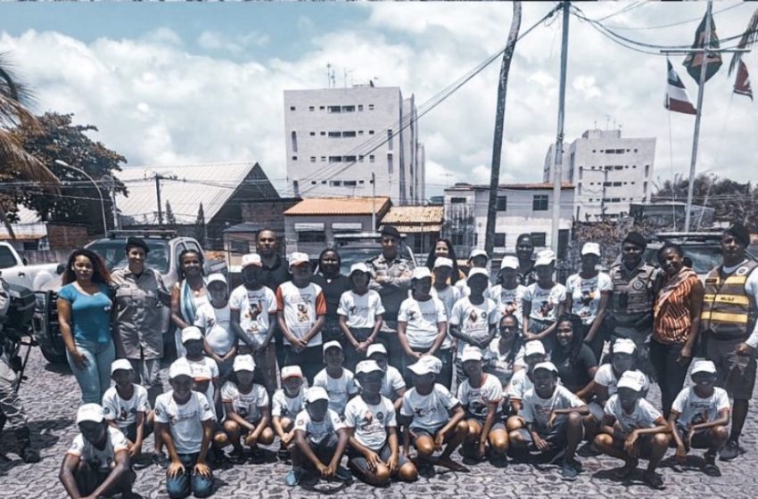 Alunos do PROERD da Escola Vila Nova de Portão visitam sede da 52ª CIPM em comemoração à Semana da Criança