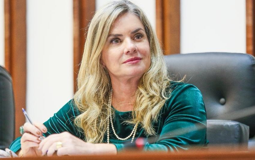 Ivana Bastos apresenta PEC que institui a governança pública na Bahia