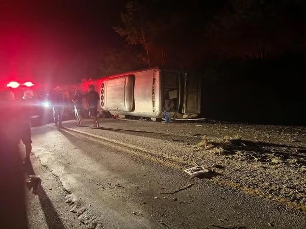 Tragédia na BR-423: ônibus de turismo tomba no retorno à Bahia, deixa 15 mortos e 17 feridos