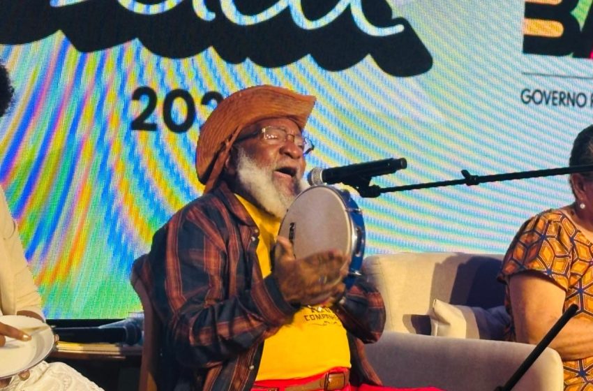 Mestre Bule Bule é celebrado na FLICA em noite de emoção e reverência à palavra
