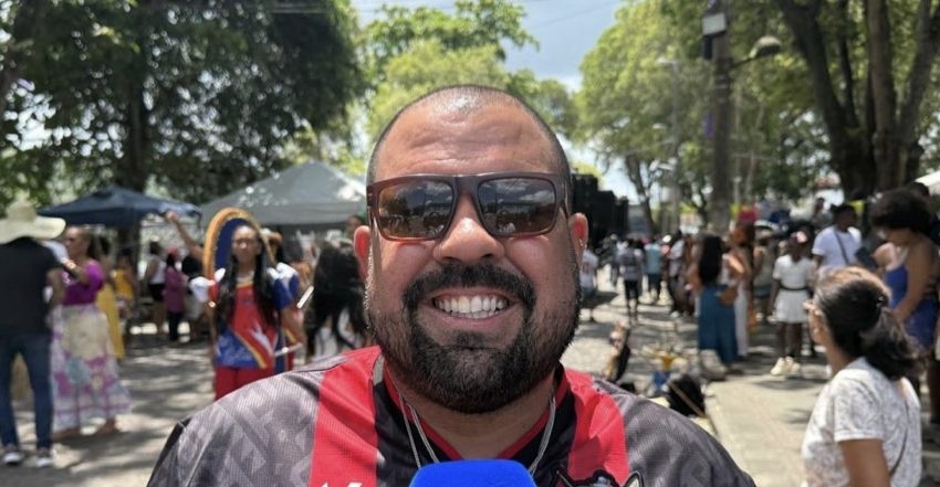 Deco Lipe encerra a Flica 2025 com mensagem de inspiração: “A literatura salva, e a educação também”