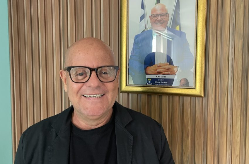 Vereador Almir Santos homenageia secretário Brígido Neto por destaque na gestão ambiental de Lauro de Freitas