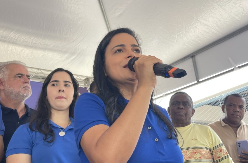“Aqui em Lauro de Freitas não vai ter obra inacabada”, afirma prefeita Débora Regis durante assinatura da ordem de serviço da Creche do Jardim Castelão