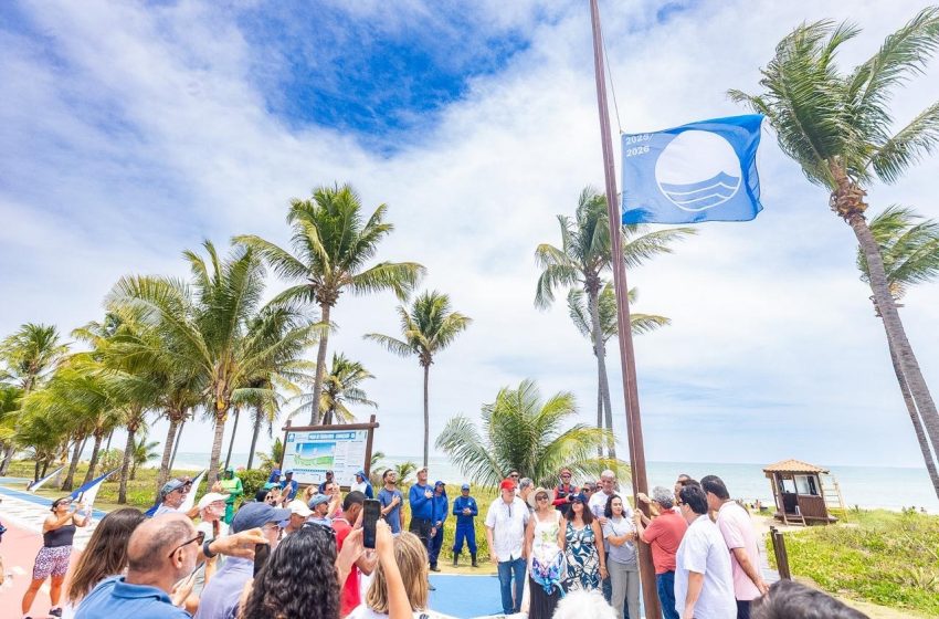  Caetano celebra renovação do Bandeira Azul e reforça compromisso com a orla de Camaçari