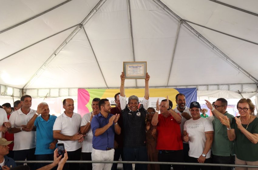 Jerônimo anuncia pacote de R$ 200 milhões e recebe título de Cidadão Jacuipense em Riachão do Jacuípe