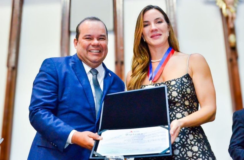  Geraldo Júnior participa de homenagem aos 65 anos da Record Bahia e entrega da Comenda 2 de Julho a Jessica Smetak na ALBA
