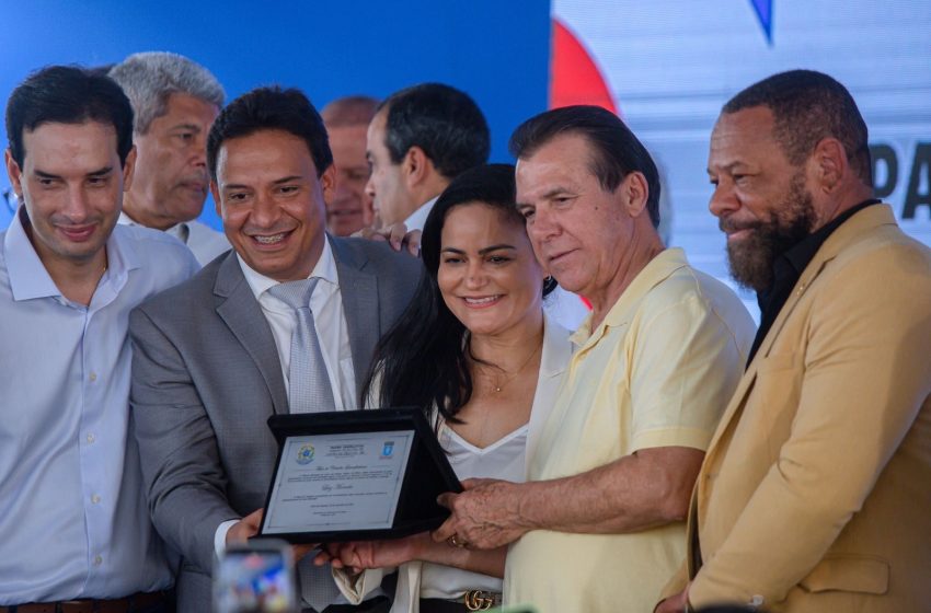 Prefeita Débora celebra Pacto pelo Trabalho Decente e anuncia Casa do Trabalhador para Lauro de Freitas