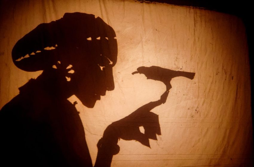 Espetáculo Rainha Vashti, encenado pelo Grupo A RODA, mantém viva na Bahia a arte milenar do teatro desombras