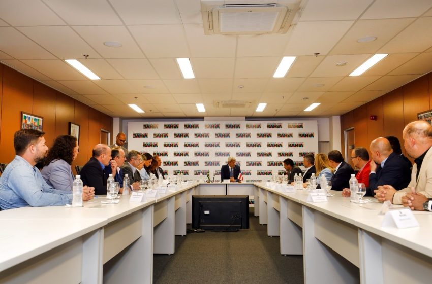  Governador assina ordem de serviço para restauração da BA-052 durante reunião com o prefeito de Irecê