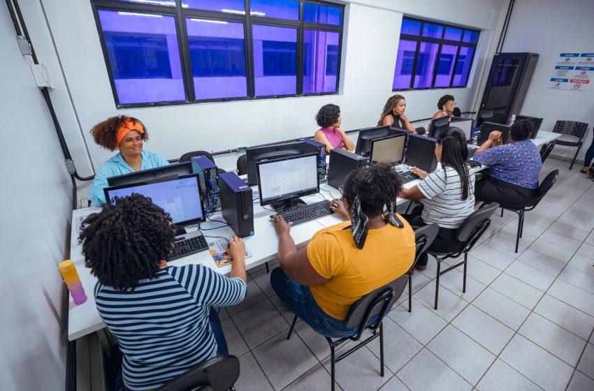  Curso de informática básica capacita mulheres de Lauro de Freitas