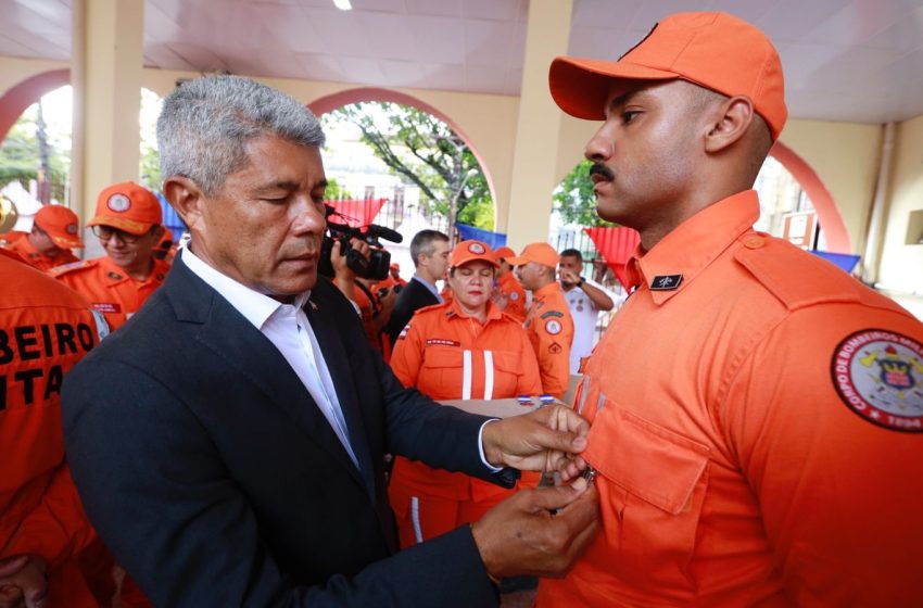  Jerônimo homenageia bombeiros baianos por atuação heroica nas enchentes do Rio Grande do Sul