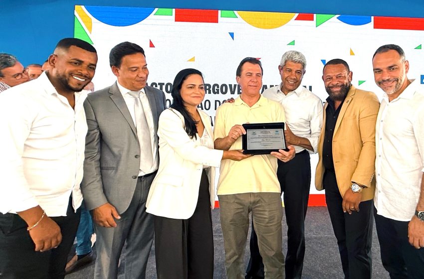 Vereador Juca participa de cerimônia com o ministro Luiz Marinho e entrega Título de Cidadão Laurofreitense ao lado da prefeita Débora Regis