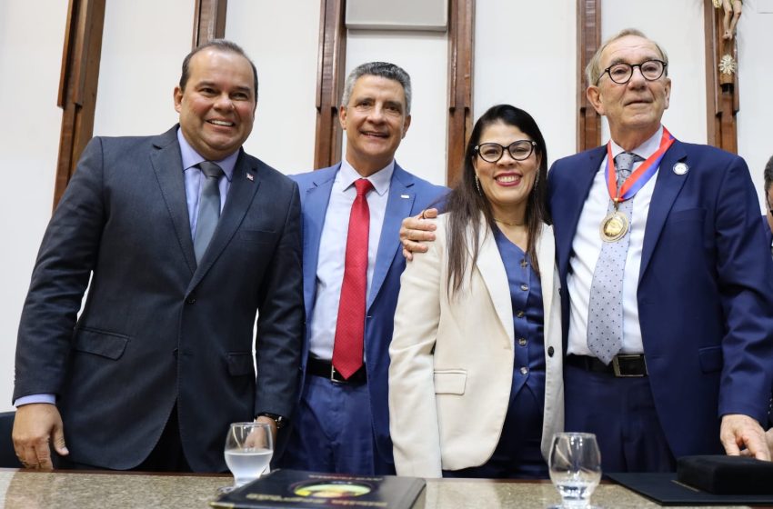  Vice-governador Geraldo Júnior destaca atuação de Wilson Cardoso em prol do municipalismo durante homenagem na ALBA