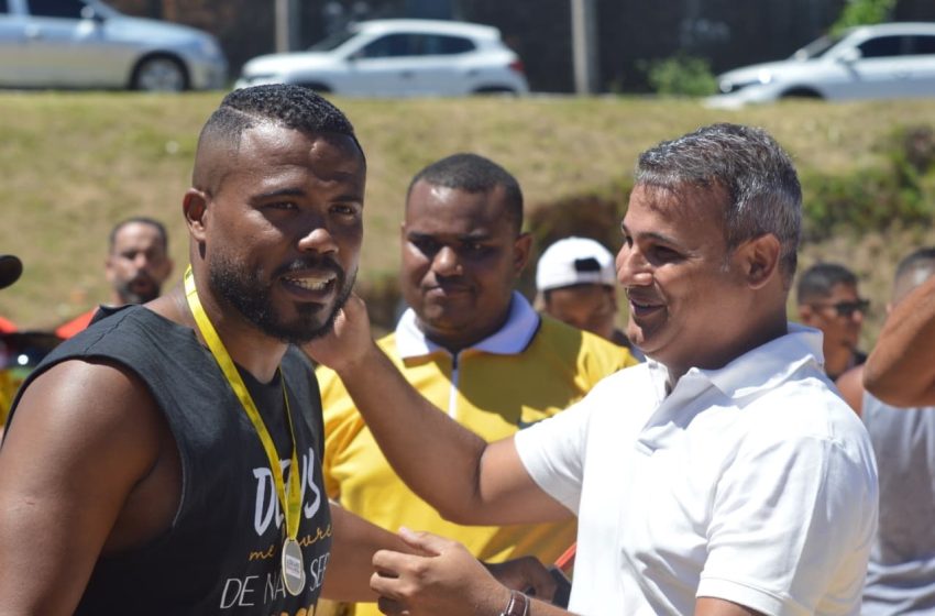 Vereador Adriano participa de fim de semana esportivo no Campo do Pela Porco , em Vida Nova