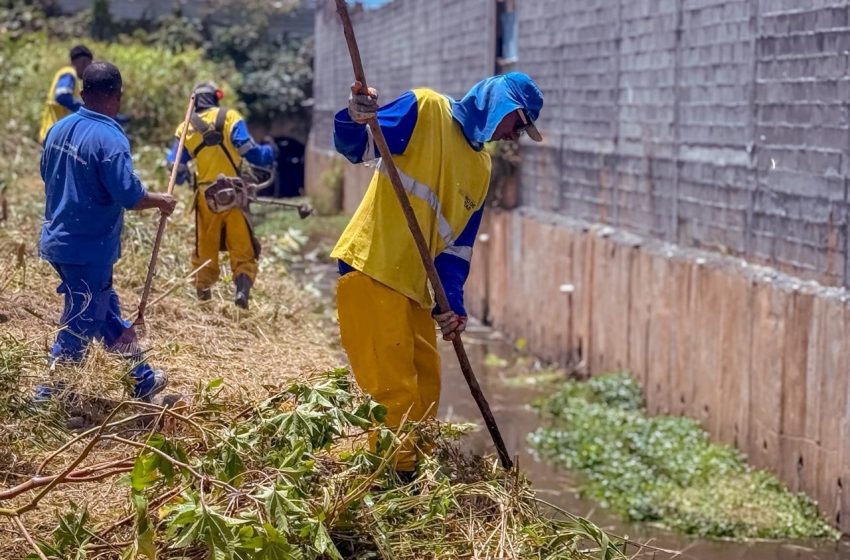 Prefeitura intensifica limpeza de canais em bairros de Lauro de Freitas