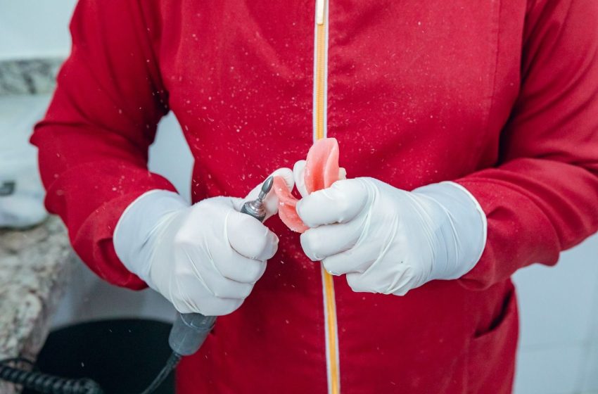  Prefeitura realiza entrega de próteses dentárias no CEO e resgata autoestima de moradores