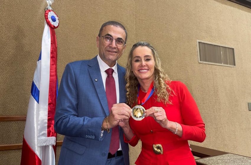 Atuação da prefeita de Jaguaquara inspira participação feminina na política, diz deputado Hassan ao outorgar a Comenda 2 de Julho