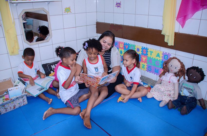 Educação de Lauro de Freitas celebra a marca de mais de 30 mil livros distribuídos e ações de incentivo à leitura