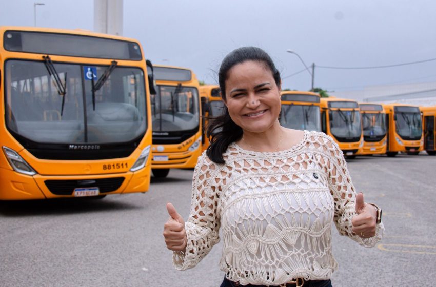  Seguimos cuidando da nossa gente”: Débora entrega 35 novos ônibus escolares em Lauro de Freitas