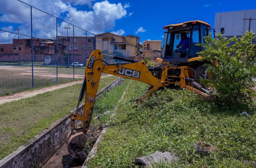 Limpeza de canais reforça prevenção de alagamentos em Lauro de Freitas