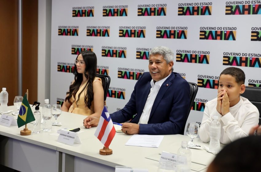  Em reunião com a prefeita, governador discute ações para Conceição do Almeida e entrega equipamentos e veículos para a saúde local