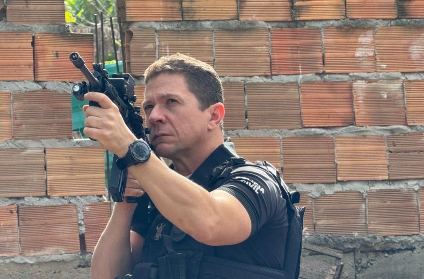 Delegado-geral lidera ação que une investigação e aproximação com a população em Salvador