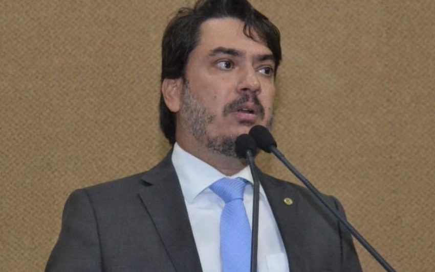  Pedro Tavares elogia limpeza da praia da Avenida Soares Lopes e destaca avanços de Ilhéus