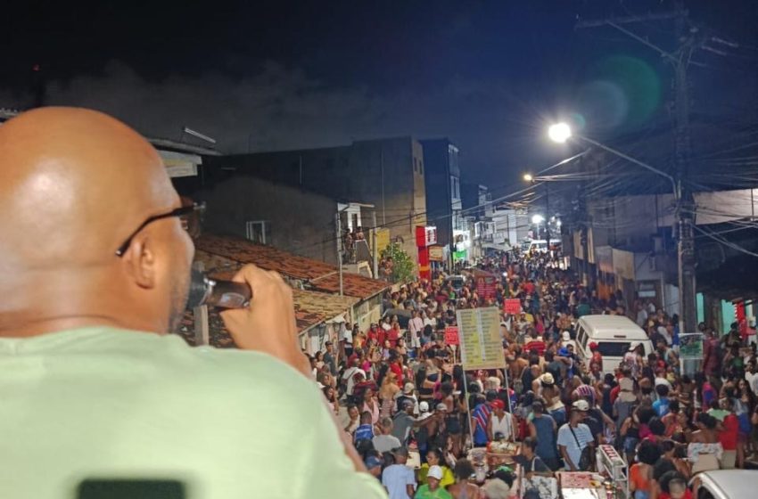  Portão vira palco de alegria com a 3ª Caminhada do Samba e arrasta multidão pelas ruas do bairro
