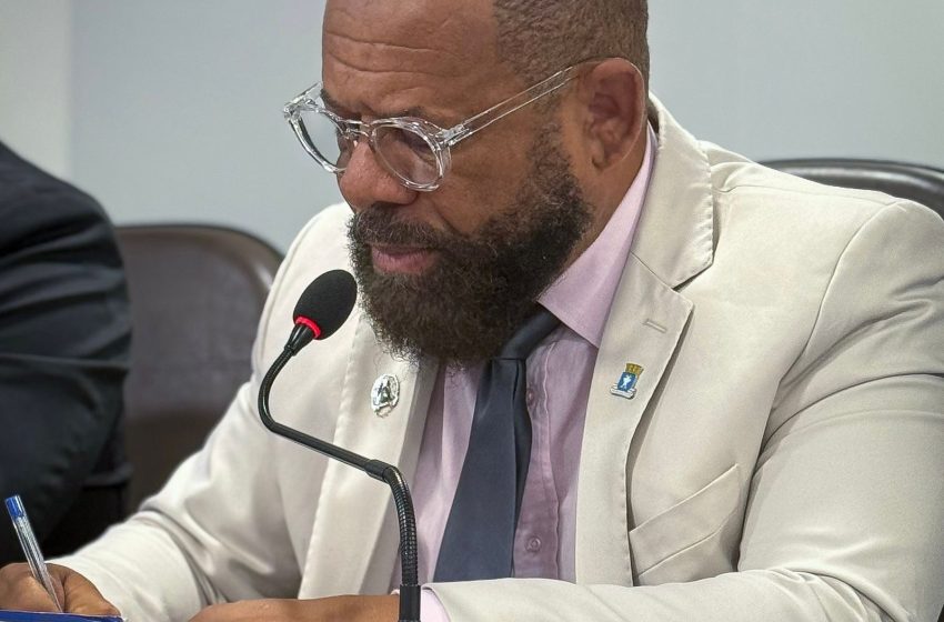  Juca propõe quadra de futevôlei e concede títulos a servidores de Lauro de Freitas