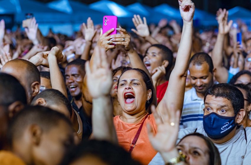 Muita fé e devoção marcam a primeira noite do Celebra Lauro