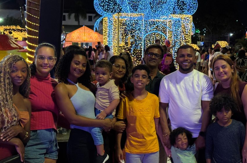 Vereador Fábio Carvalho prestigia abertura do Natal Mágico na Praça da Matriz, em Lauro de Freitas