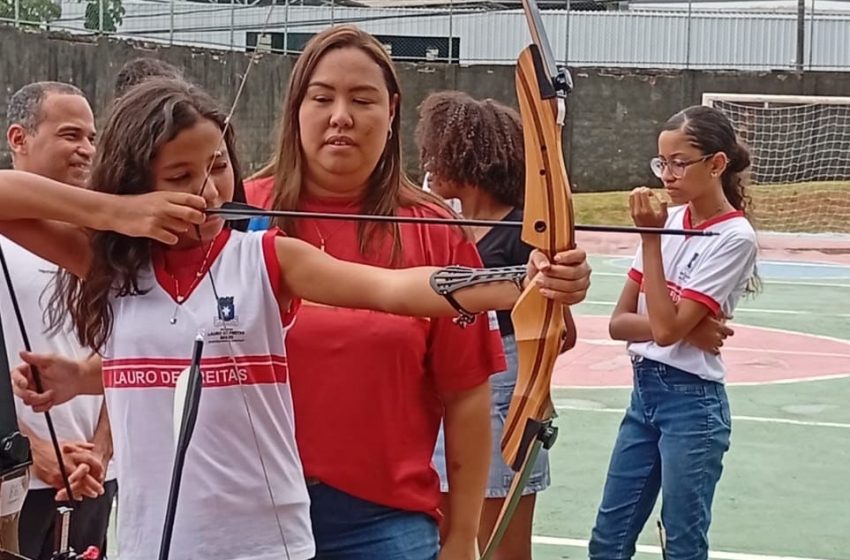  Prefeitura de Lauro de Freitas realiza minicurso de tiro com arco para estudantes