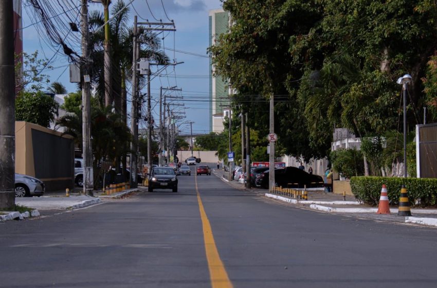 Prefeitura avança no Pavimenta Lauro e reforça segurança viária em Buraquinho com nova sinalização