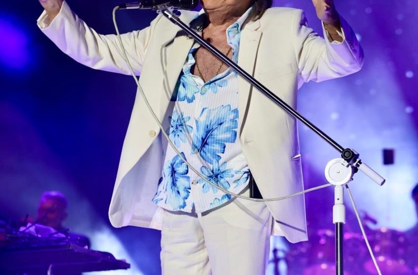  Roberto Carlos emociona público e encerra programação do Natal Salvador com apresentação histórica