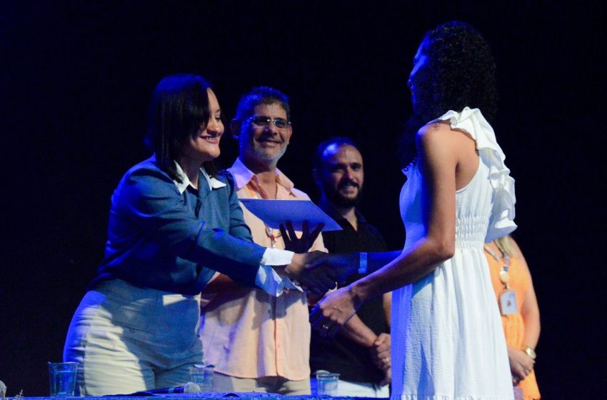  Secretária Diana destaca certificação de alunos e reforça compromisso com a qualificação profissional em Lauro de Freitas