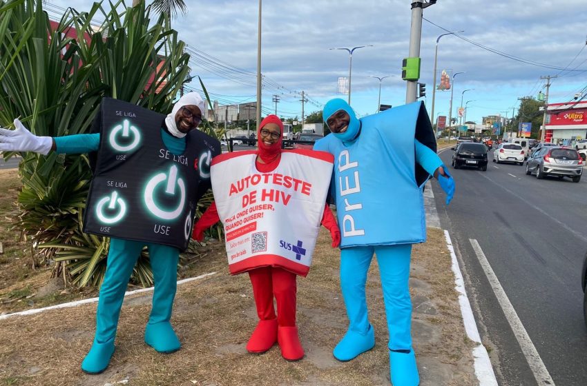  Blitz do Dezembro Vermelho leva informação e prevenção à Estrada do Coco