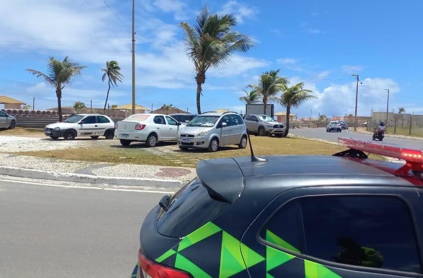 Prefeitura de Lauro de Freitas reforça Operação Verão e combate estacionamento irregular na Orla
