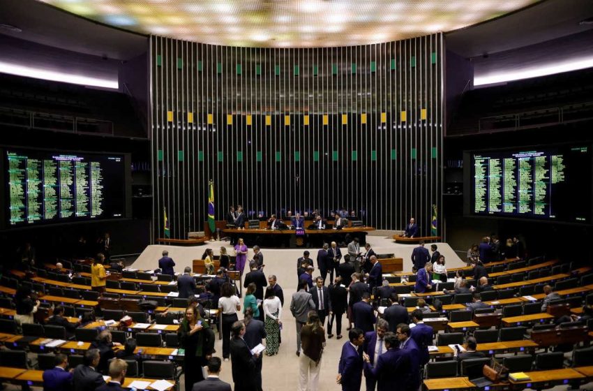 Câmara aprova projeto que diminui penas de Bolsonaro e condenados por atos de 8 de Janeiro