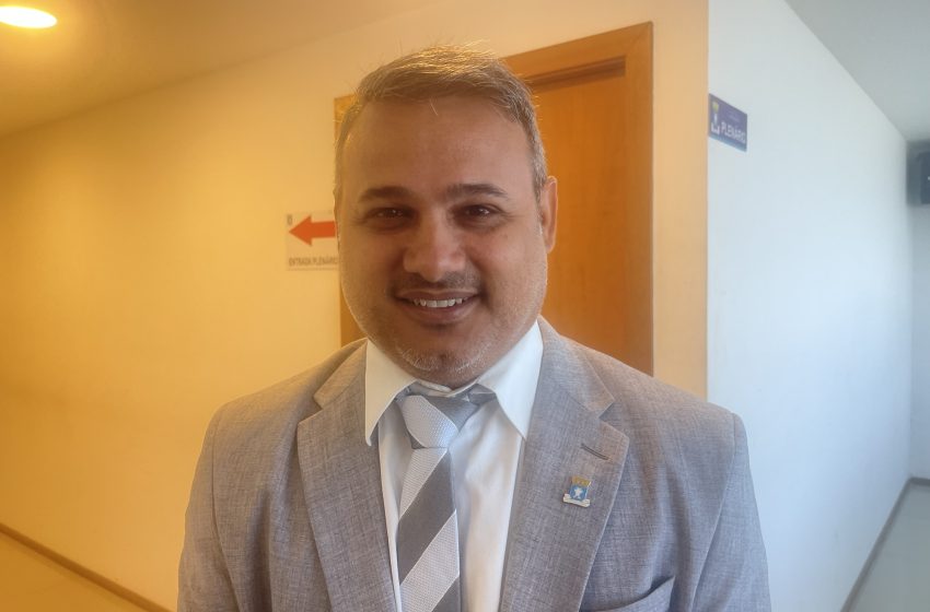 Vereador Adriano Almeida faz balanço do mandato e concede títulos de utilidade pública para associações de Lauro de Freitas