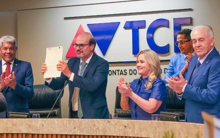  Presidente da ALBA fez questão de elogiar a trajetória de do conselheiro Gildásio Penedo Filho