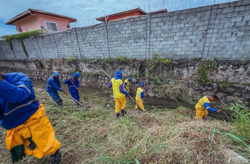  Prefeitura intensifica serviço de limpeza de canal no bairro Jardim Aeroporto