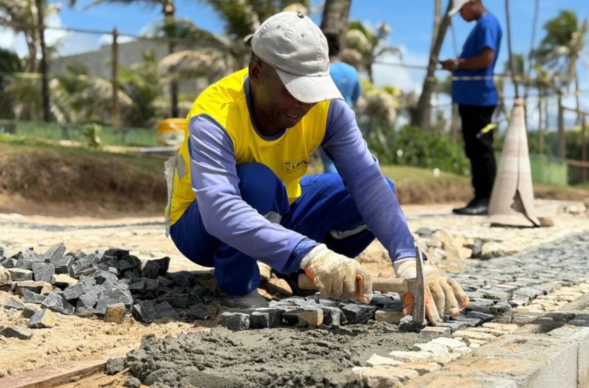  Prefeitura melhora calçadão da orla, com novas pedras portuguesas, para mais segurança e conforto
